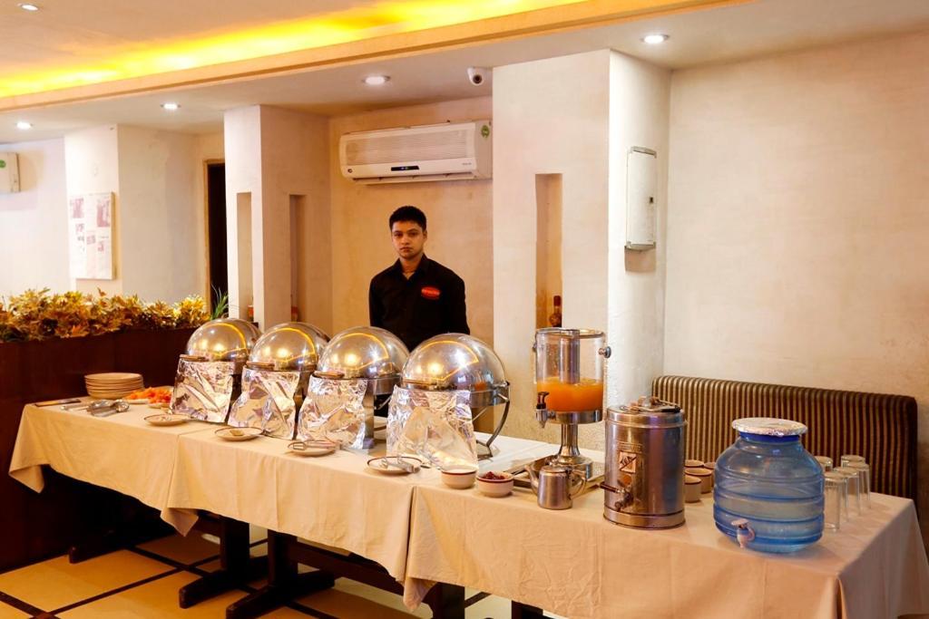 Airport La Sapphire Hotel & Restaurant New Delhi Eksteriør billede